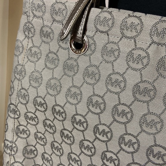 Michael Kors Silver Gray Jet Set Travel Tote Metallic Leather Strap MK Jacquard - Picture 3 of 6